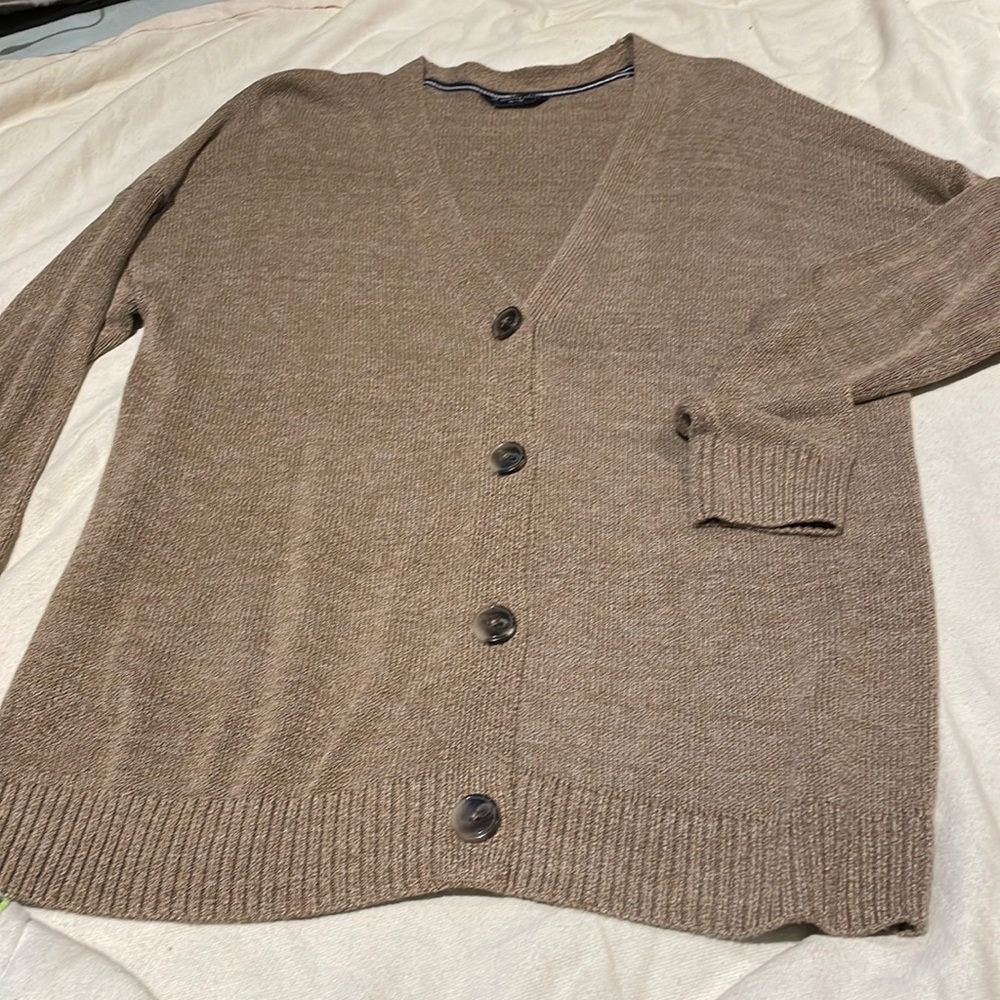 Like new, women’s cardigan from Denver Hayes. Drop shoulder.